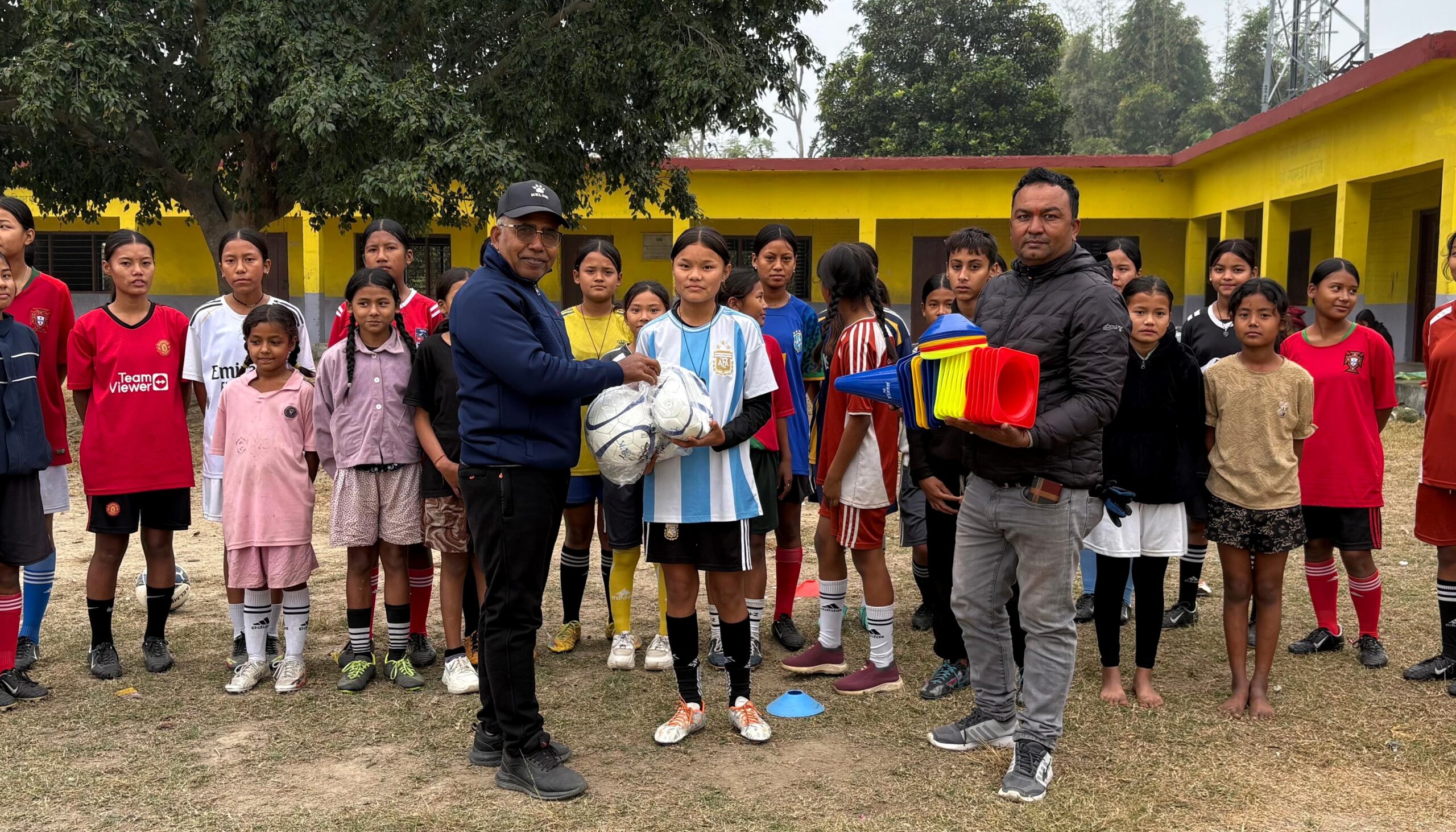 पुर्ववडा अध्यक्ष ढोडारी र समाजसेवी सापकोटा द्वारा महिला खेलाडीलाई खेल सामग्री हस्तान्तरण